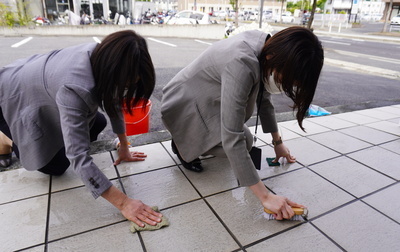 社内掃除に学ぶ会玄関タイル磨き