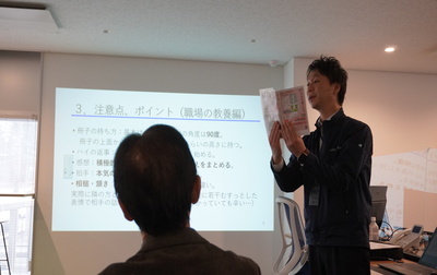 ハイテックシステム　土曜研修日　本を読む野口さん